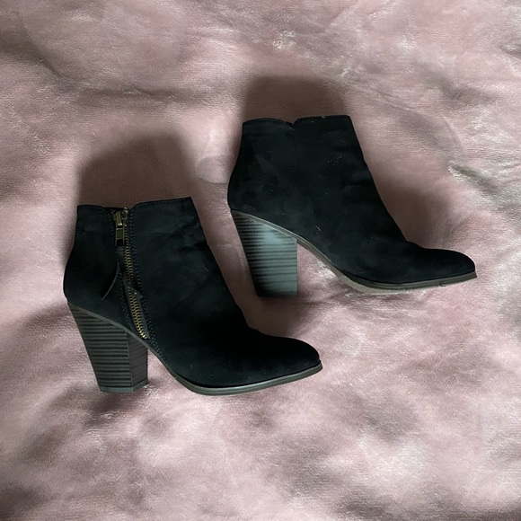 Charlotte Russe black ankle booties with zipper & heel - Picture 4 of 5